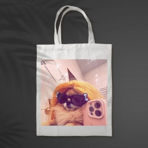 «Kori's taking selfies in a wig» shopper white