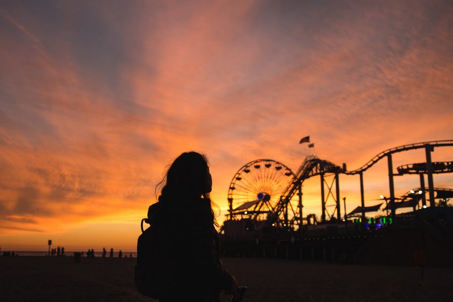 How to take an original photo at sunset in the city