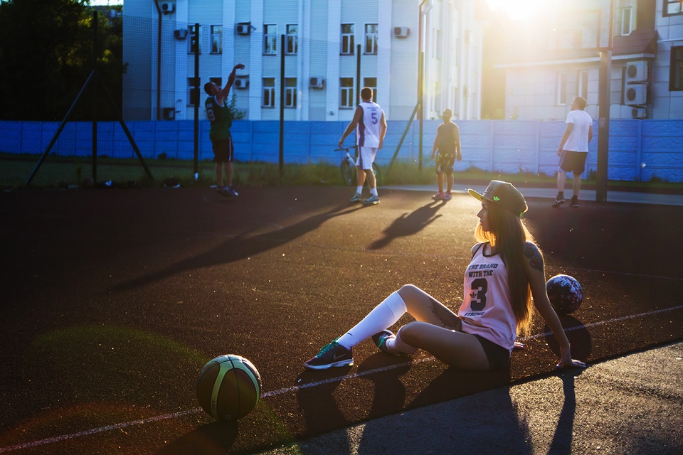 how to take a nice picture on a sports court with basketball players and a ball