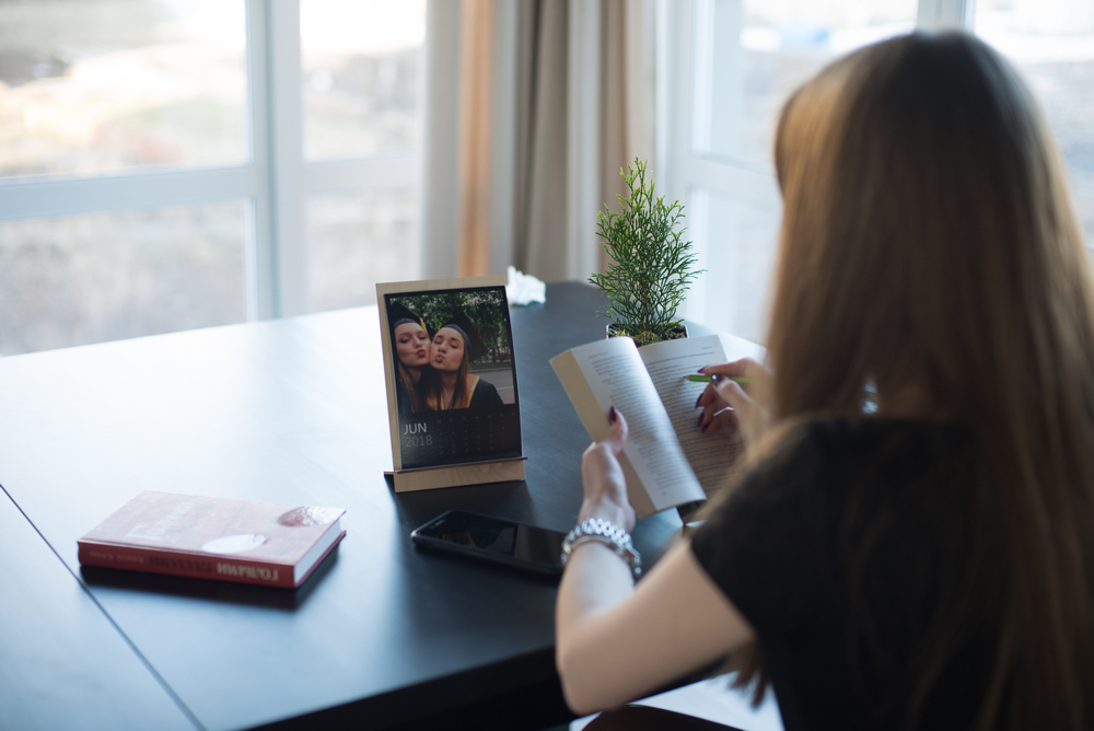 desktop calendar with photos